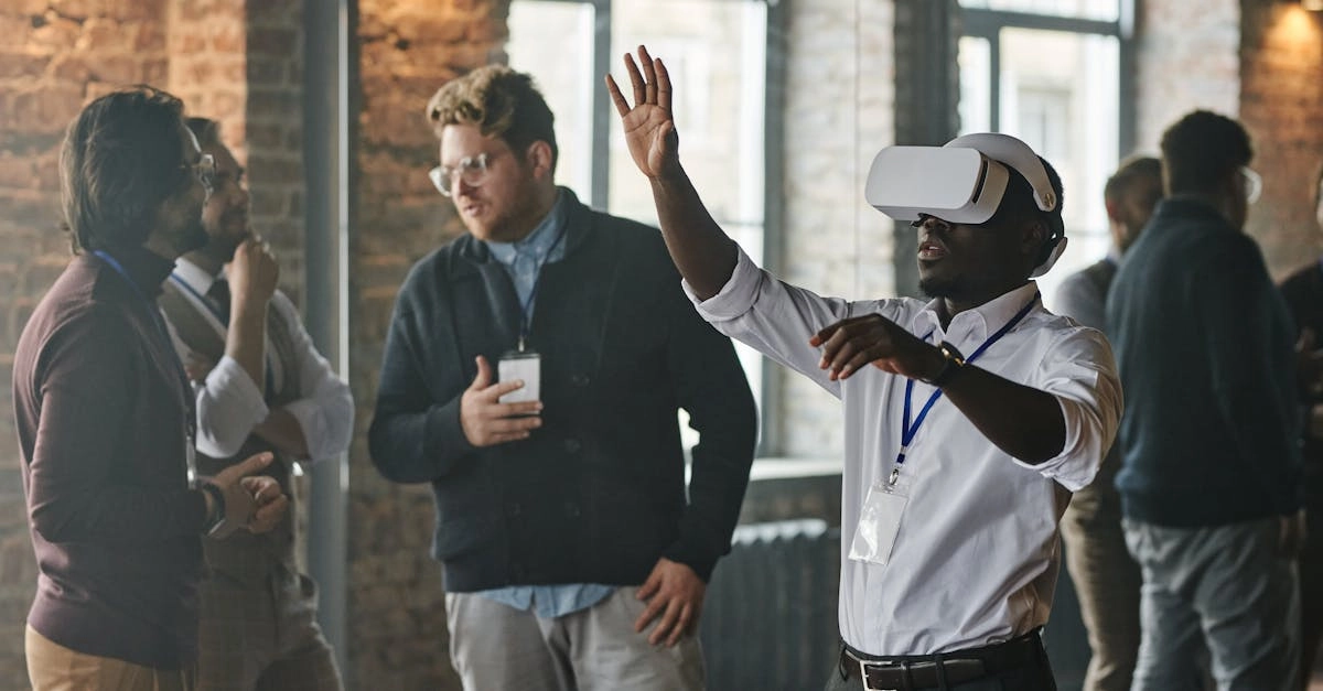 Сотрудник использует VR-технологии для работы в современном офисе