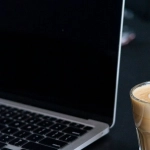 Сотрудник за компьютером делает игровой перерыв для повышения продуктивности