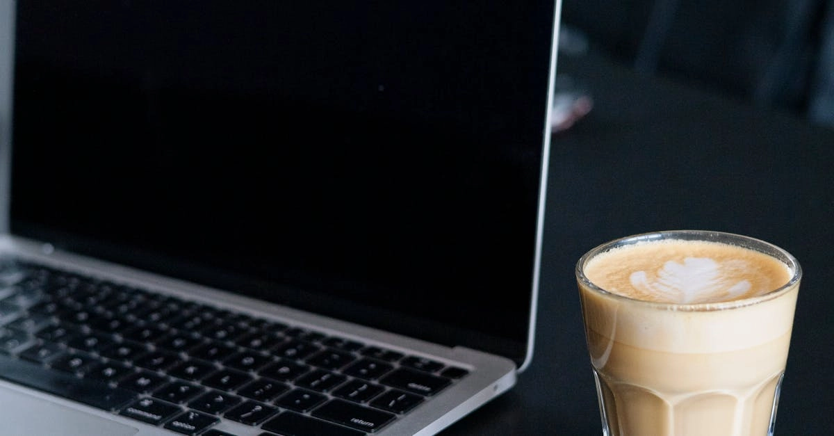 Сотрудник за компьютером делает игровой перерыв для повышения продуктивности