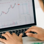 Профессионал анализирует карьерные риски за рабочим столом