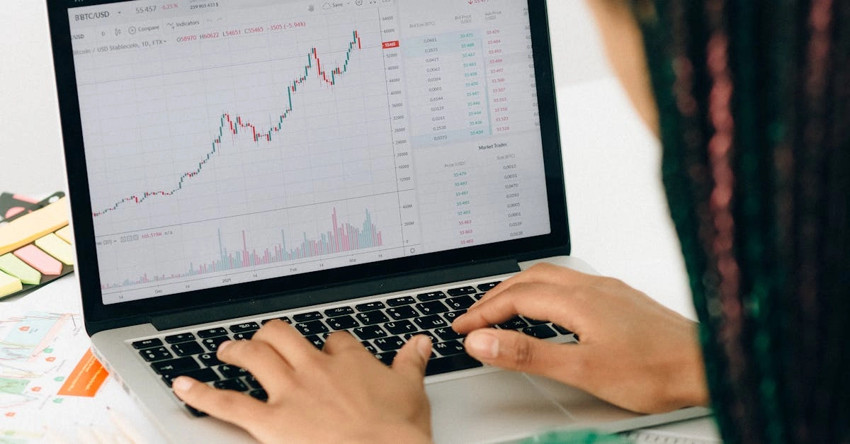 Профессионал анализирует карьерные риски за рабочим столом